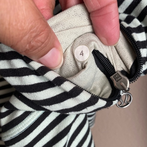 Lululemon Jacket Women’s Size 4 Blue Green Stripe Daily Yoga Jacket - Picture 7 of 9